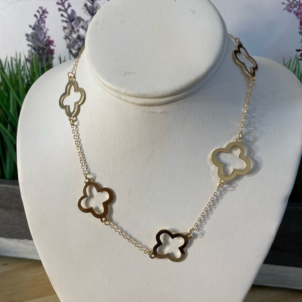 Chic Gold Clover Necklace